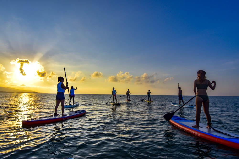 夕日の海をグループでSUPクルージング