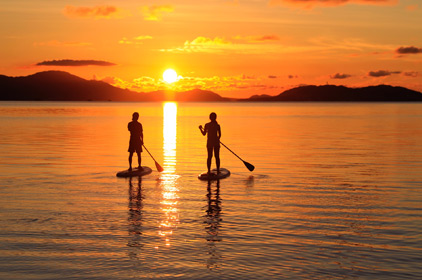 夕日の海でSUP